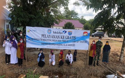 Pelayanan KB Gratis bersama TNI Manunggal Masuk Desa (TMMD) Di Kecamatan Kuala Mandor B